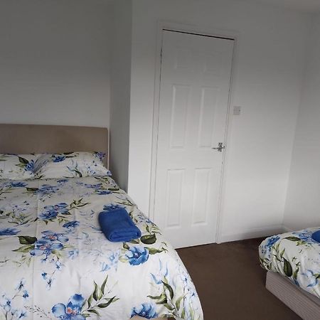 Superb 2 Bedroom Flat, Sleeps 6 ครอยดอน ภายนอก รูปภาพ