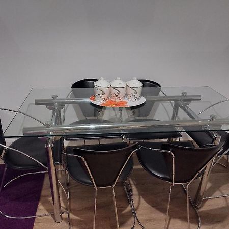 Superb 2 Bedroom Flat, Sleeps 6 ครอยดอน ภายนอก รูปภาพ