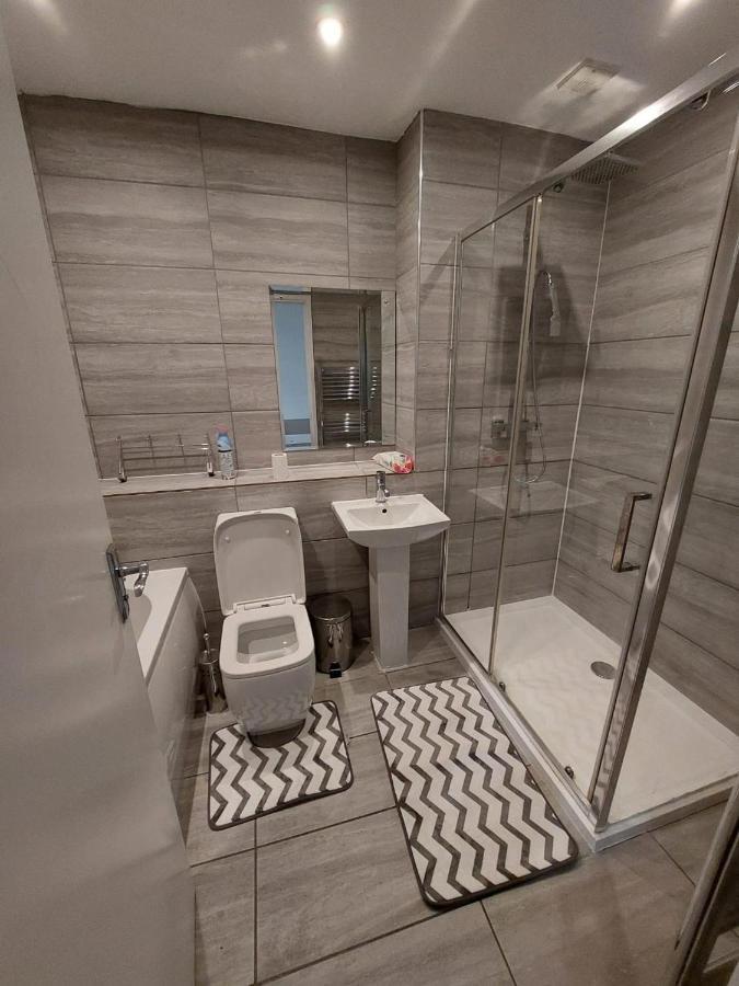 Superb 2 Bedroom Flat, Sleeps 6 ครอยดอน ภายนอก รูปภาพ