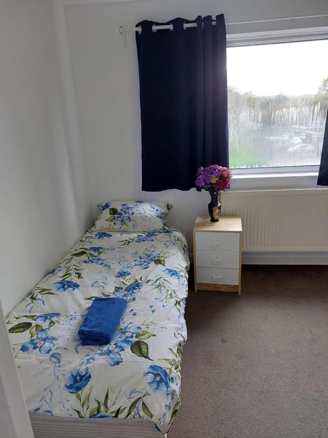 Superb 2 Bedroom Flat, Sleeps 6 ครอยดอน ภายนอก รูปภาพ